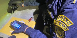 Dos tripulantes de un vehículo habrían ingerido droga para evitar la captura de una mujer en Retalhuleu. Foto La Hora: PNC.
