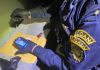 Dos tripulantes de un vehículo habrían ingerido droga para evitar la captura de una mujer en Retalhuleu. Foto La Hora: PNC.