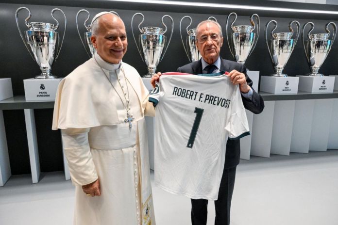 En su visita al museo del Real Madrid, el Papa León XIV recibió la camisola personalizada por parte del presidente, Florentino Pérez. Foto La Hora: Vatican News.