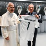 En su visita al museo del Real Madrid, el Papa León XIV recibió la camisola personalizada por parte del presidente, Florentino Pérez. Foto La Hora: Vatican News.