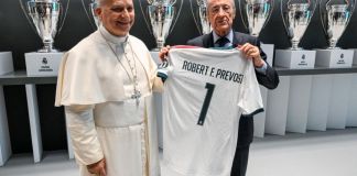 En su visita al museo del Real Madrid, el Papa León XIV recibió la camisola personalizada por parte del presidente, Florentino Pérez. Foto La Hora: Vatican News.