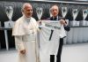 En su visita al museo del Real Madrid, el Papa León XIV recibió la camisola personalizada por parte del presidente, Florentino Pérez. Foto La Hora: Vatican News.