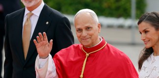 El papa León XIV inició su visita a España con un mensaje contra la polarización y un llamado a los jóvenes a ser “la chispa de una nueva humanidad”.