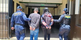 Pareja capturada sindicada por el delito de parricidio en Mixco. Foto La Hora: PNC