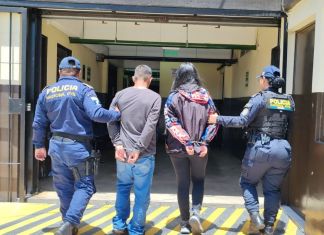 Pareja capturada sindicada por el delito de parricidio en Mixco. Foto La Hora: PNC