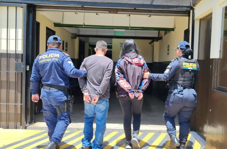 Un puesto de control en Mixco destapa orden de captura vigente de pareja acusada de cometer parricidio Pareja capturada sindicada por el delito de parricidio en Mixco. Foto La Hora: PNC