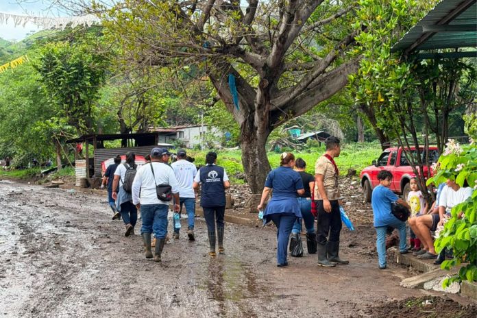 Personal del MSPAS brindando atención a personas afectadas por las fuertes lluvias en Santa Rosa. Foto La Hora: MSPAS