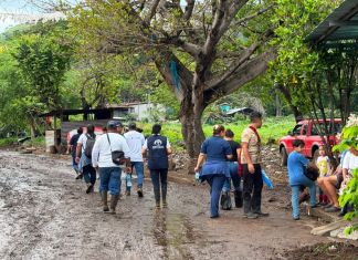 Personal de salud atiende a afectados por lluvias en albergue de Los Esclavos Personal del MSPAS brindando atención a personas afectadas por las fuertes lluvias en Santa Rosa. Foto La Hora: MSPAS