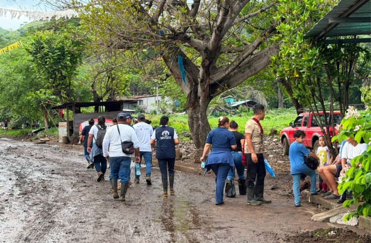 Personal de salud atiende a afectados por lluvias en albergue de Los Esclavos Personal del MSPAS brindando atención a personas afectadas por las fuertes lluvias en Santa Rosa. Foto La Hora: MSPAS