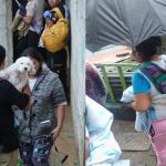 Personas evacuadas por el deslizamiento de tierra registrado en la zona 5 capitalina. Foto La Hora: Bomberos Voluntarios