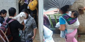 Personas evacuadas por el deslizamiento de tierra registrado en la zona 5 capitalina. Foto La Hora: Bomberos Voluntarios