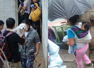 Personas evacuadas por el deslizamiento de tierra registrado en la zona 5 capitalina. Foto La Hora: Bomberos Voluntarios
