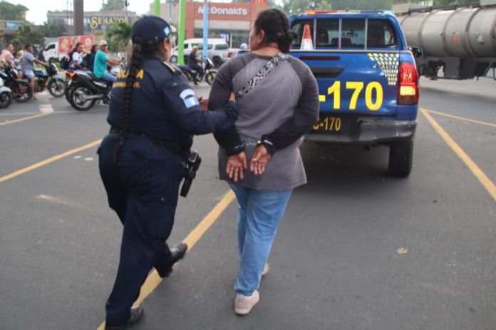 Presunta extorsionista capturada durante operación Semáforo Seguro. Foto La Hora: PNC