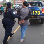 Presunta extorsionista capturada durante operación Semáforo Seguro. Foto La Hora: PNC