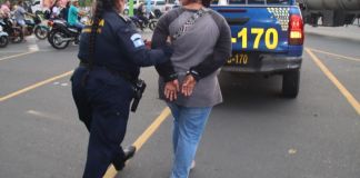 Presunta extorsionista capturada durante operación Semáforo Seguro. Foto La Hora: PNC