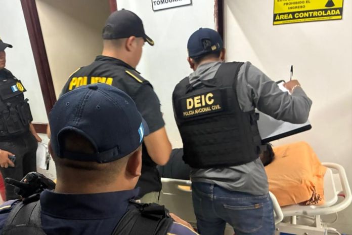 Presunto asaltante capturado luego de ser golpeado y lanzado de un autobús. Foto La Hora: PNC