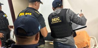 Presunto asaltante capturado luego de ser golpeado y lanzado de un autobús. Foto La Hora: PNC
