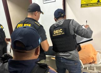 Capturan a presunto asaltante tras ser golpeado y lanzado del autobús por los pasajeros Presunto asaltante capturado luego de ser golpeado y lanzado de un autobús. Foto La Hora: PNC