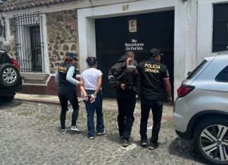 Presuntos extorsionistas de la mara Salvatrucha capturados en Sacatepéquez. Foto La Hora: PNC