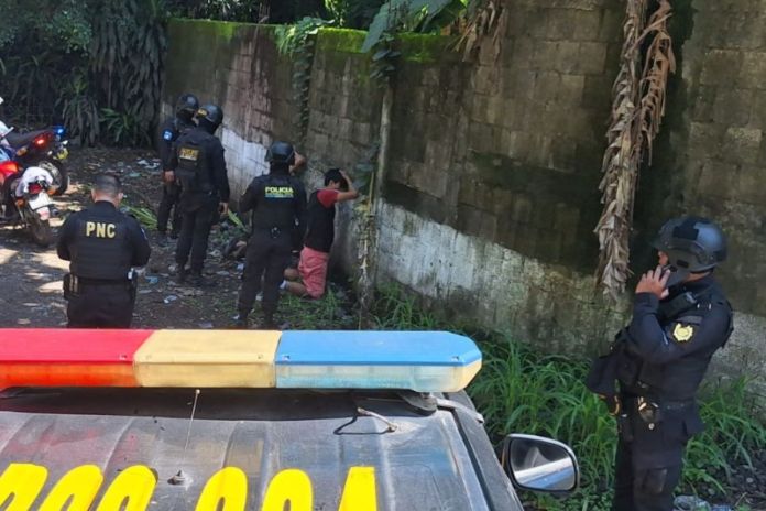 Presuntos motoladrones capturados en Escuintla. Foto La Hora: PNC