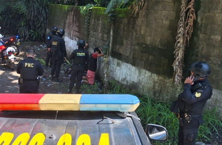 Detienen a dos presuntos motoladrones tras asalto a una mujer que viajaba con su hijo Presuntos motoladrones capturados en Escuintla. Foto La Hora: PNC