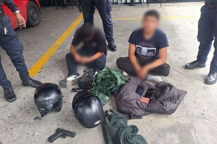 Presuntos motoladrones capturados en la calzada San Juan. Foto La Hora: PNC
