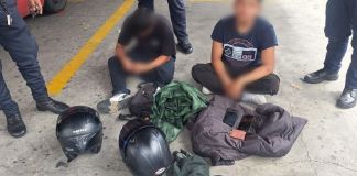 Presuntos motoladrones capturados en la calzada San Juan. Foto La Hora: PNC