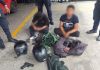 Presuntos motoladrones capturados en la calzada San Juan. Foto La Hora: PNC