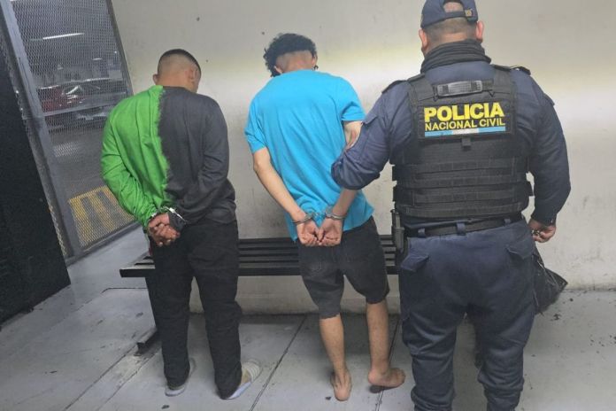 Presuntos robamotos capturados en Chinautla Presuntos robamotos capturados en Chinautla. Foto La Hora: PNC
