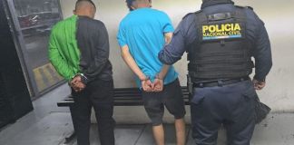 Presuntos robamotos capturados en Chinautla. Foto La Hora: PNC