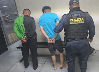 Presuntos robamotos capturados en Chinautla. Foto La Hora: PNC