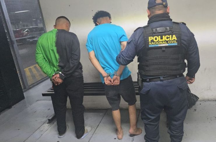 Presuntos robamotos capturados en Chinautla. Foto La Hora: PNC