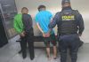 Dos presuntos robamotos fueron entregados a la PNC por parte de pobladores de Chinautla Presuntos robamotos capturados en Chinautla. Foto La Hora: PNC