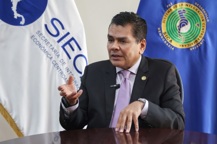 Nuevo secretario de la Sieca confía en el potencial de Centroamérica como bloque económico Alden Rivera Montes es el nuevo Secretario del Sistema de Integración Económica (SIECA). Foto La Hora: EFE