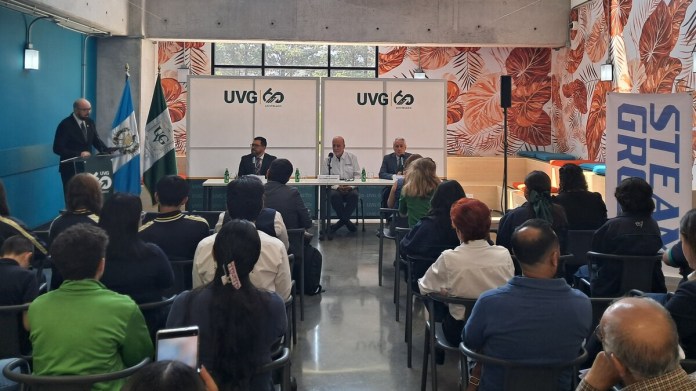Representantes de Universidad del Valle de Guatemala y organizadores de la World Robot Olympiad Guatemala 2026, en conferencia de prensa. Foto: Cortesía Universidad del Valle de Guatemala.