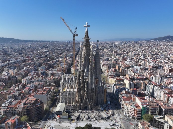 La Sagrada Familia, iniciada en 1882, es la obra maestra de Gaudí y el máximo exponente de la arquitectura modernista catalana. Foto La Hora: Sitio Web de La Sagrada Familia.