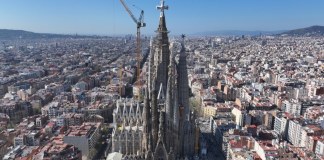 La Sagrada Familia, iniciada en 1882, es la obra maestra de Gaudí y el máximo exponente de la arquitectura modernista catalana. Foto La Hora: Sitio Web de La Sagrada Familia.