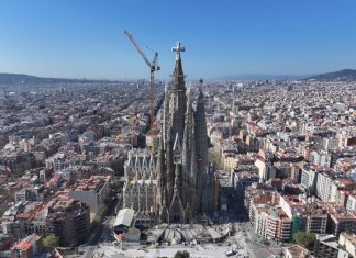 La Sagrada Familia, iniciada en 1882, es la obra maestra de Gaudí y el máximo exponente de la arquitectura modernista catalana. Foto La Hora: Sitio Web de La Sagrada Familia.