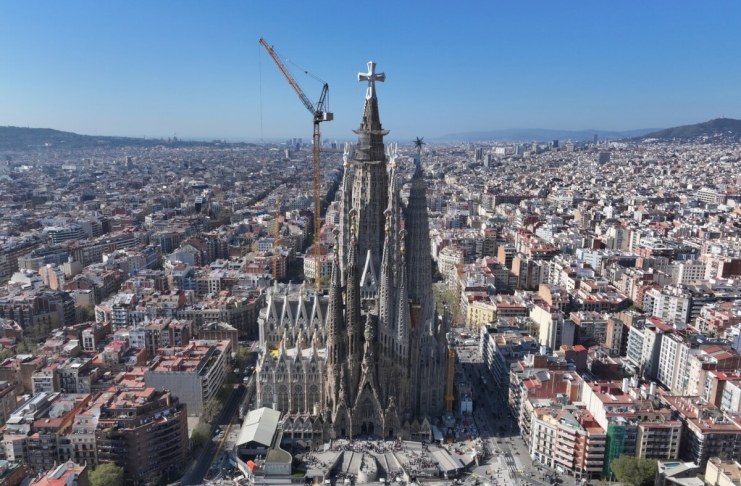 La Sagrada Familia, el templo que el Papa León XIV visitará mientras sigue construyéndose 144 años después La Sagrada Familia, iniciada en 1882, es la obra maestra de Gaudí y el máximo exponente de la arquitectura modernista catalana. Foto La Hora: Sitio Web de La Sagrada Familia.