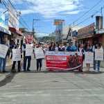 Salubristas del Ministerio de Salud Pública y Asistencia Social marchan en Villa Canales, para concientizar a la población sobre la vacunación contra el sarampión.