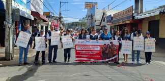 Decenas de estudiantes y salubristas marcharon en Villa Canales a favor de la vacunación contra el sarampión Salubristas del Ministerio de Salud Pública y Asistencia Social marchan en Villa Canales, para concientizar a la población sobre la vacunación contra el sarampión.
