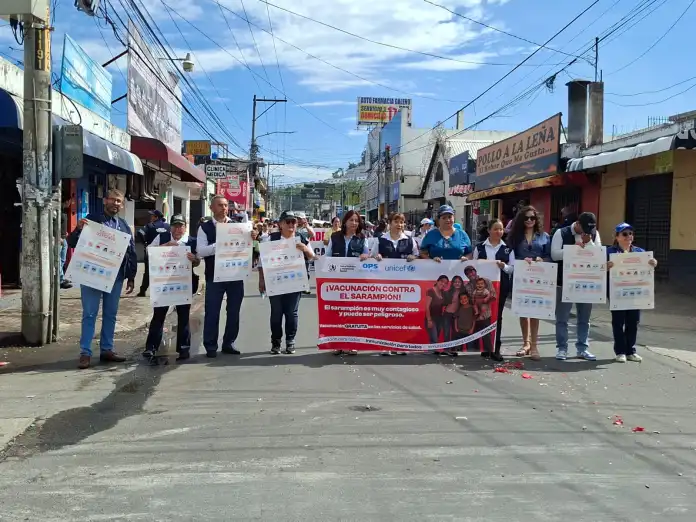 Salubristas del Ministerio de Salud marchan a favor de la vacunacion contra el sarampion en Villa Canales Salubristas del Ministerio de Salud Pública y Asistencia Social marchan en Villa Canales, para concientizar a la población sobre la vacunación contra el sarampión.