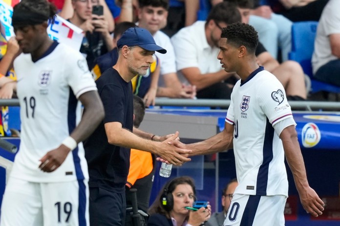 Inglaterra recupera las botas y balones que le robaron la noche del viernes en Kansas City Imagen de archivo de la selección de Inglaterra. Thomas Tuchel junto a Jude Bellingham. Foto La Hora: EFE/ Enric Fontcuberta