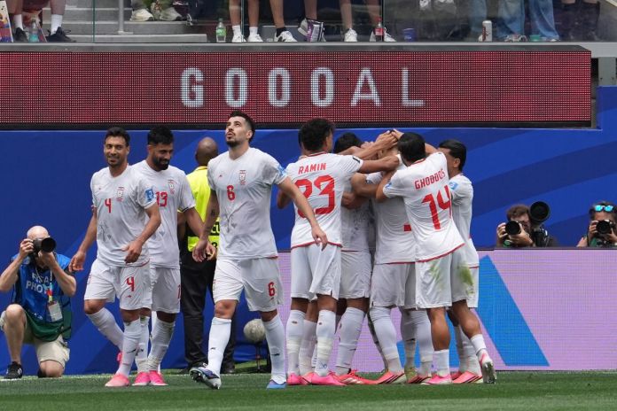 Jugadores de la selección de Irán celebran un gol que fue anulado en un partido del grupo G del Mundial de la FIFA 2026 entre Bélgica e Irán, en el estadio SoFi en Los Ángeles (EE.UU.). Foto La Hora: EFE/ Omar Alonso
