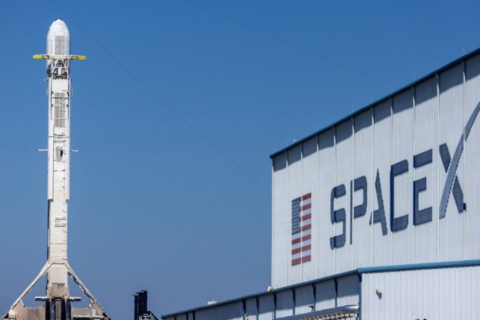 Se espera que la fortuna de Elon Musk, supere el billón de dólares con la oferta pública de SpaceX. Foto La Hora: EFE