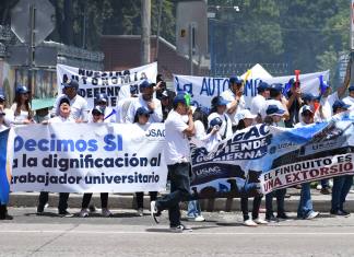 Plantones por Walter Mazariegos en la Usac continúan mientras crecen denuncias de coacción Trabajadores afines a Walter Mazariegos muestran su respaldo a días de inicio del segundo periodo. Foto La Hora: José Orozco