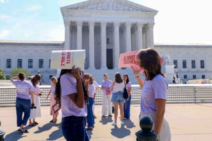 - El Tribunal Supremo de Estados Unidos consideró este martes ilegal la orden ejecutiva del presidente, Donald Trump, para limitar la ciudadanía de personas nacidas en territorio estadounidense.