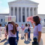 - El Tribunal Supremo de Estados Unidos consideró este martes ilegal la orden ejecutiva del presidente, Donald Trump, para limitar la ciudadanía de personas nacidas en territorio estadounidense.