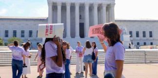 - El Tribunal Supremo de Estados Unidos consideró este martes ilegal la orden ejecutiva del presidente, Donald Trump, para limitar la ciudadanía de personas nacidas en territorio estadounidense.