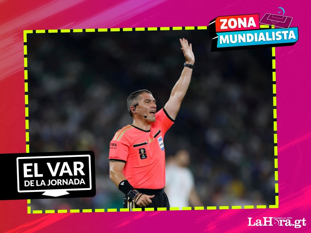 El cuerpo arbitral a cargo de dirigir el encuentro mil de un Mundial lució un uniforme conmemorativo con parches y detalles exclusivos. Foto La Hora: EFE